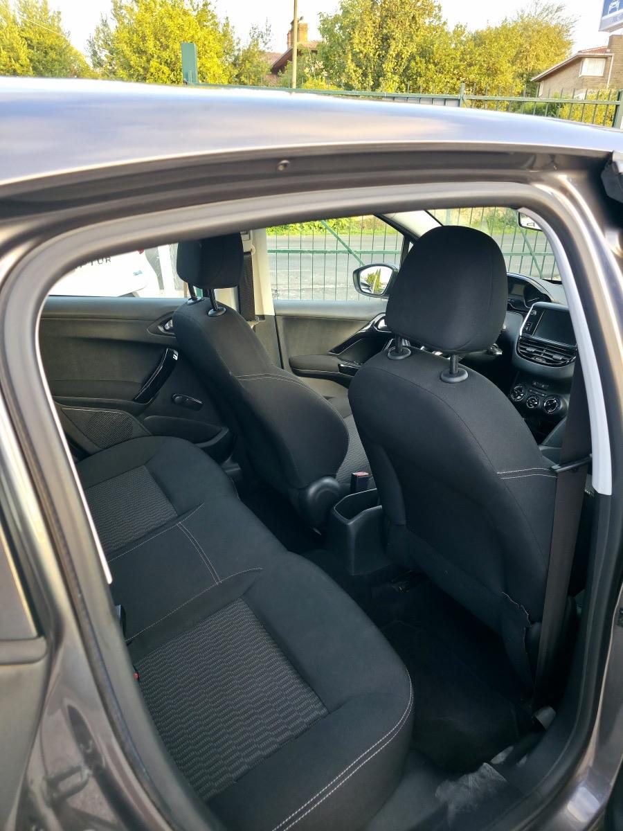 
								PEUGEOT 208 1.2 PURETECH full									