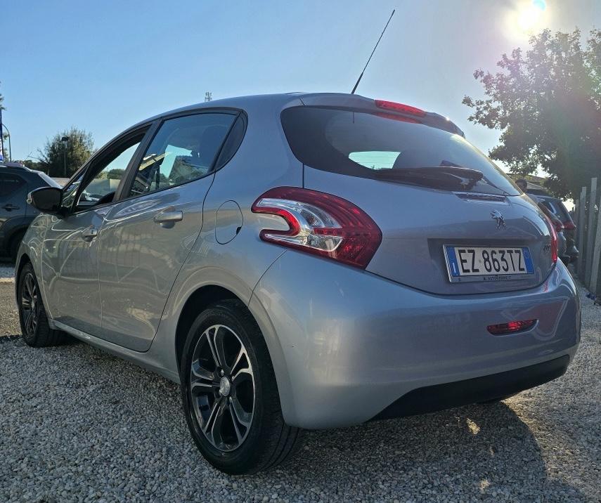 
								PEUGEOT 208 PURETECH 82 ALLURE full									