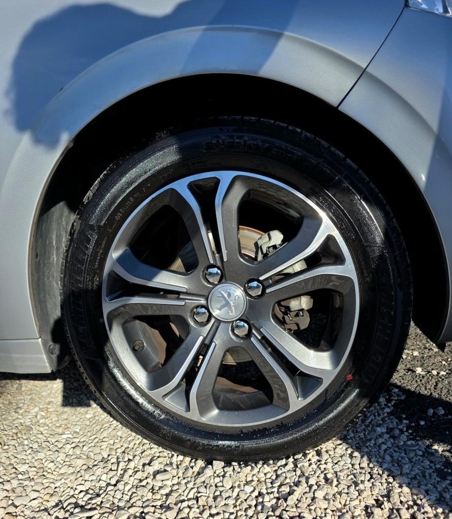 
								PEUGEOT 208 PURETECH 82 ALLURE full									