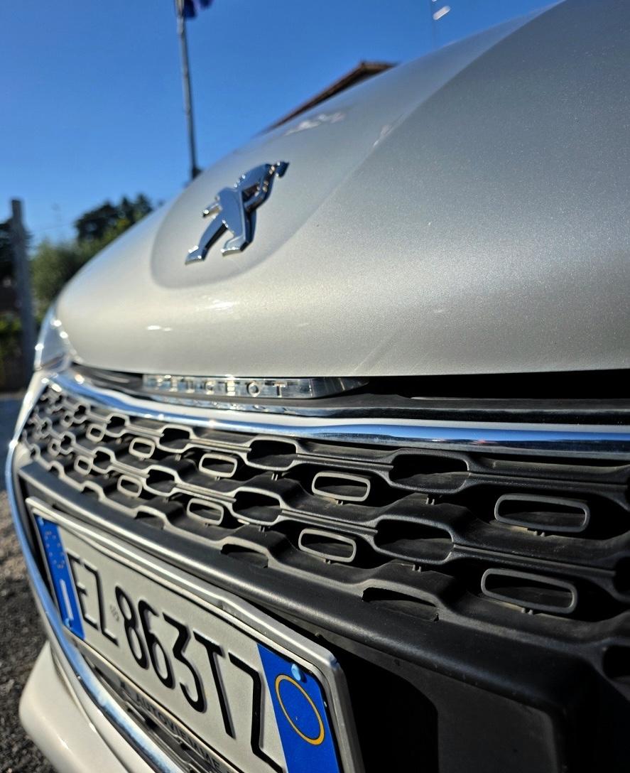 
								PEUGEOT 208 PURETECH 82 ALLURE full									