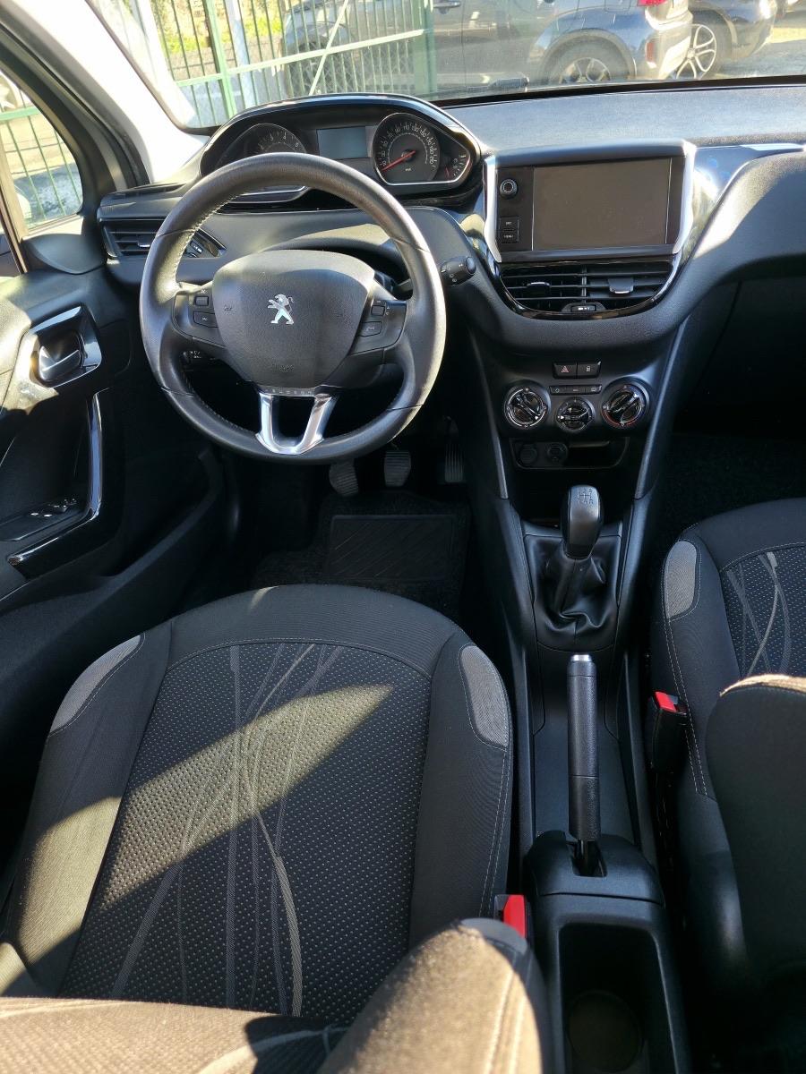 
								PEUGEOT 208 PURETECH 82 ALLURE full									