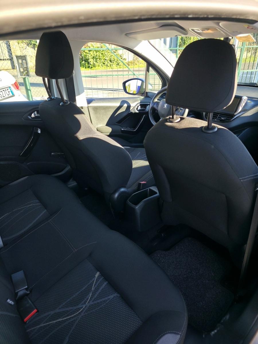 
								PEUGEOT 208 PURETECH 82 ALLURE full									