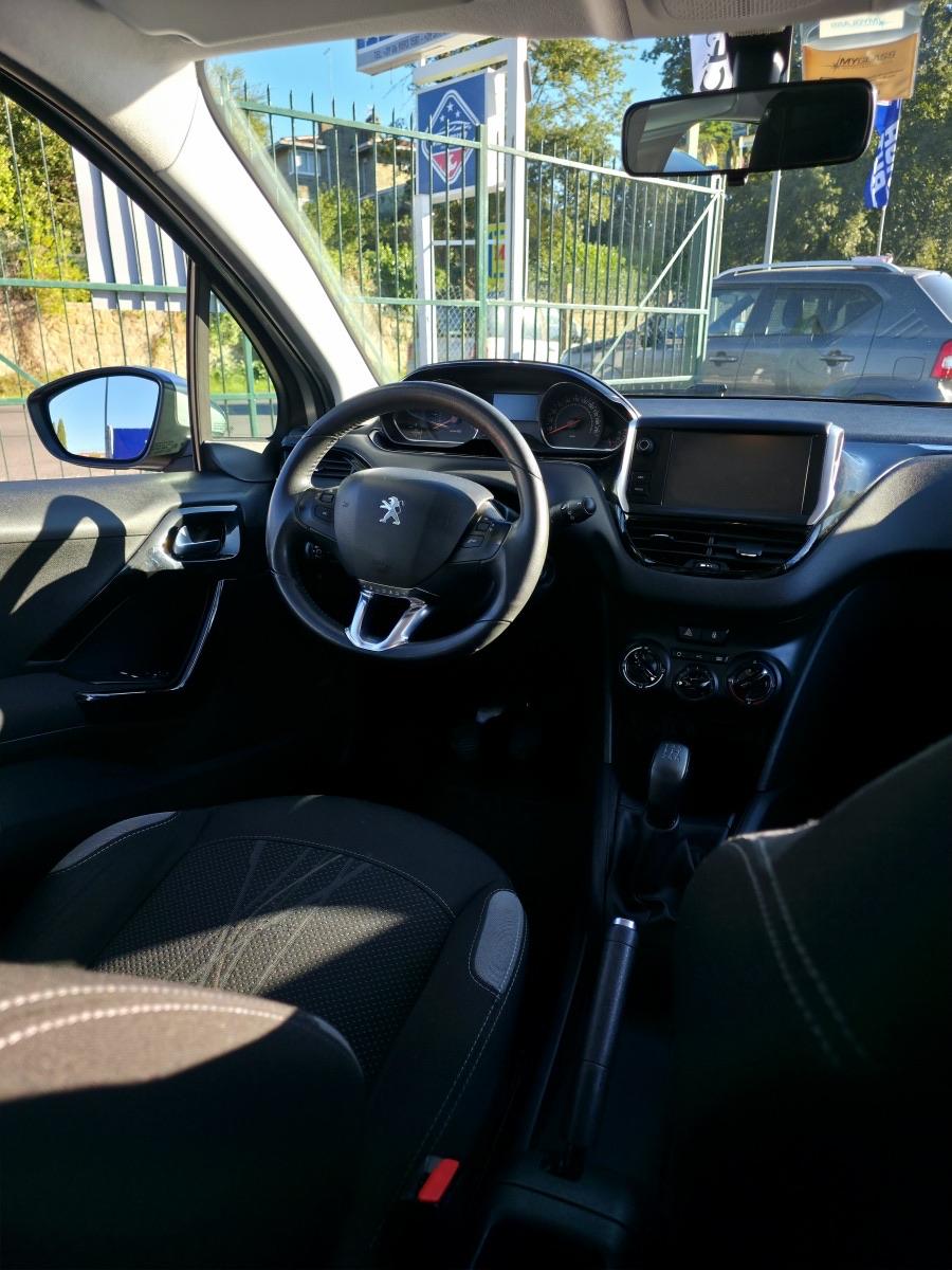 
								PEUGEOT 208 PURETECH 82 ALLURE full									