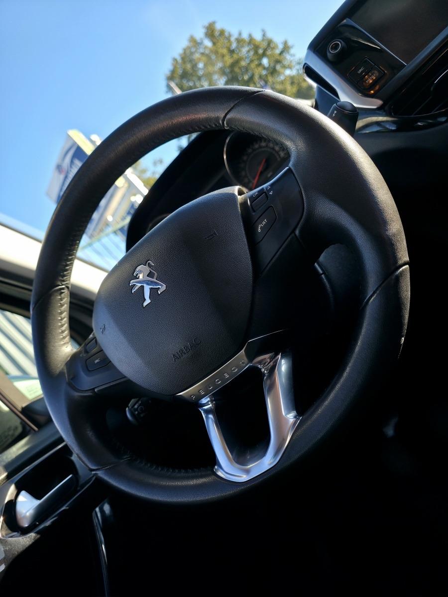 
								PEUGEOT 208 PURETECH 82 ALLURE full									