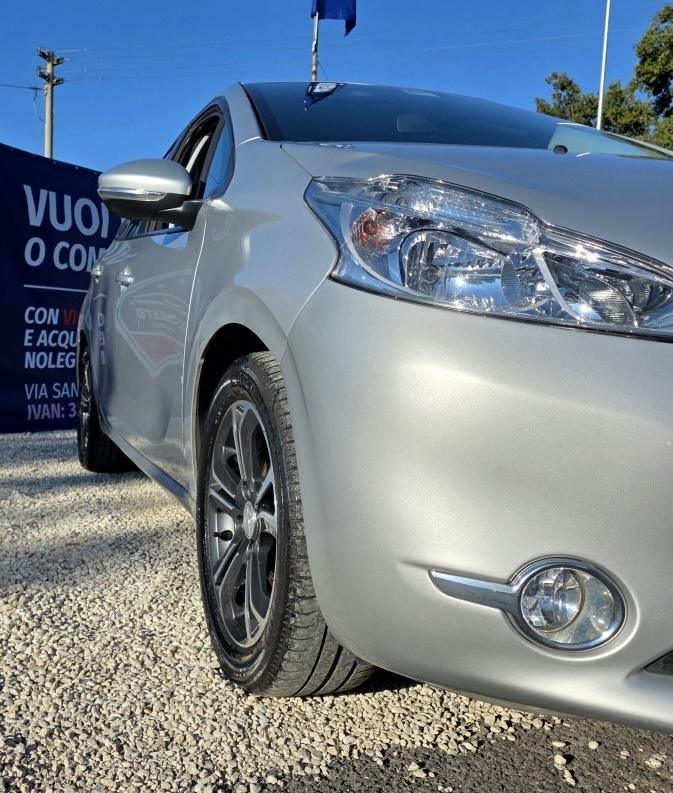 
								PEUGEOT 208 PURETECH 82 ALLURE full									