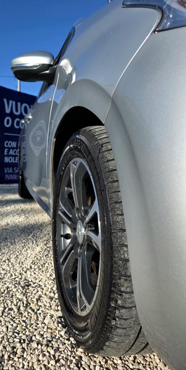 
								PEUGEOT 208 PURETECH 82 ALLURE full									