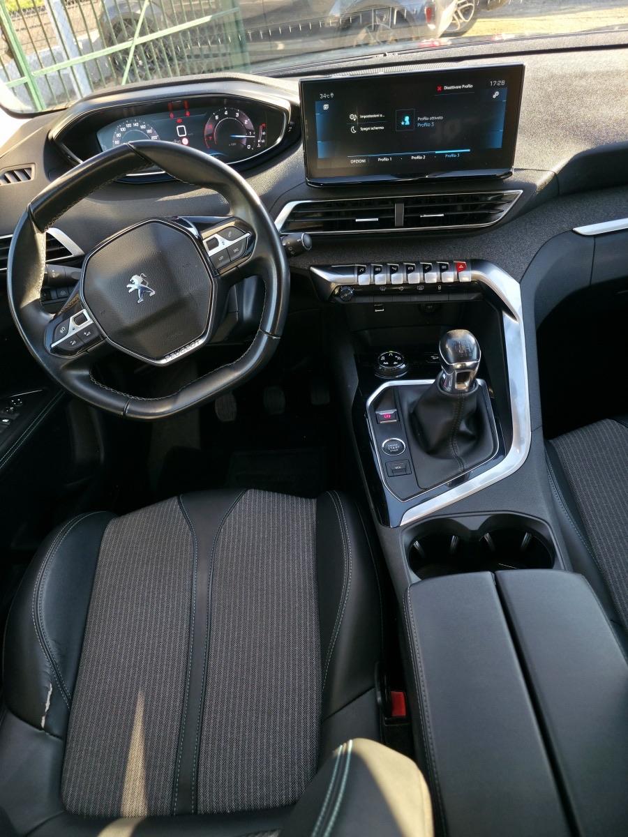 
								PEUGEOT 3008 PURETECH full									
