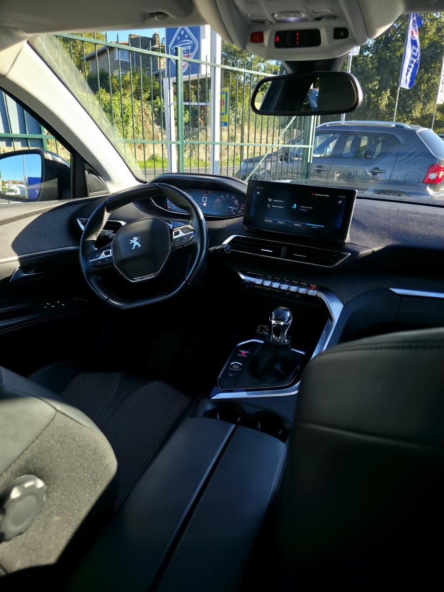 
								PEUGEOT 3008 PURETECH full									