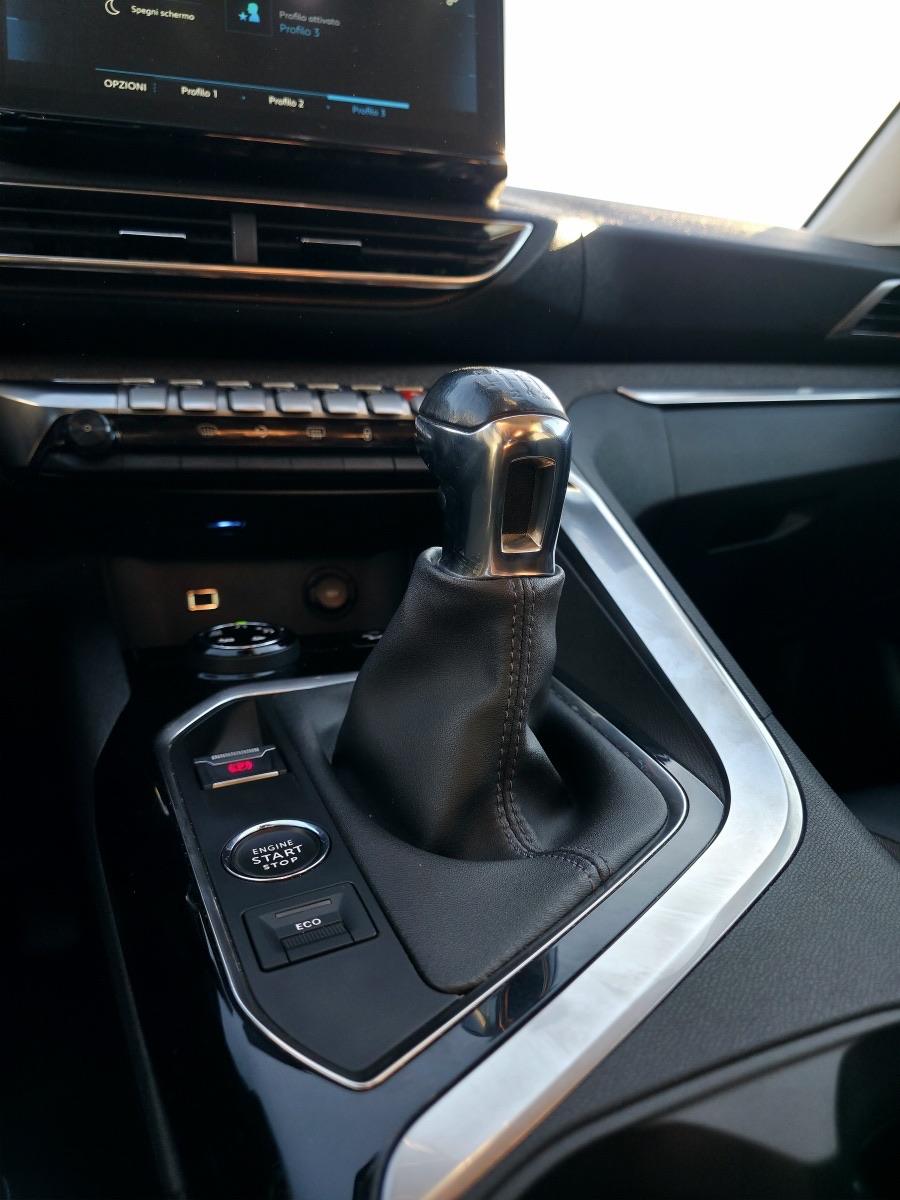 
								PEUGEOT 3008 PURETECH full									