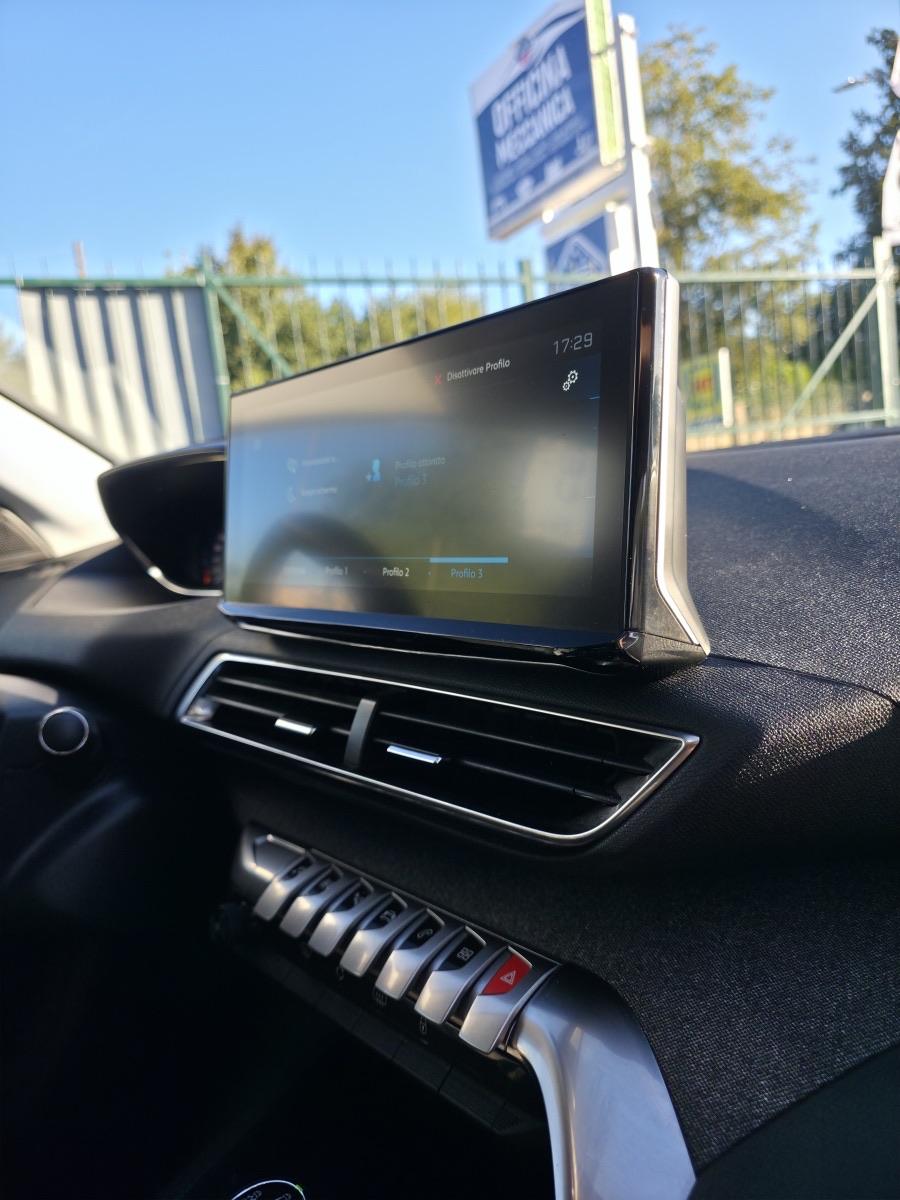 
								PEUGEOT 3008 PURETECH full									