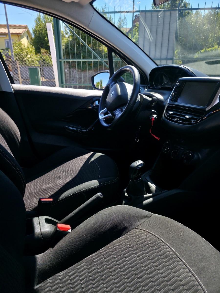 
								Peugeot 208 Allure full									