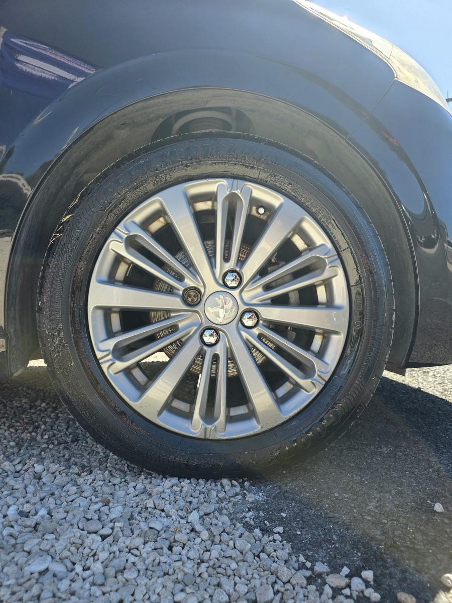 
								Peugeot 208 Allure full									