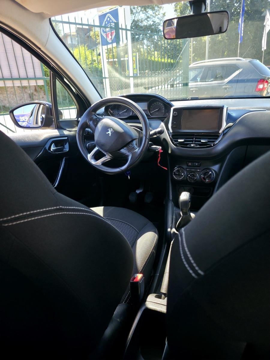 
								Peugeot 208 Allure full									