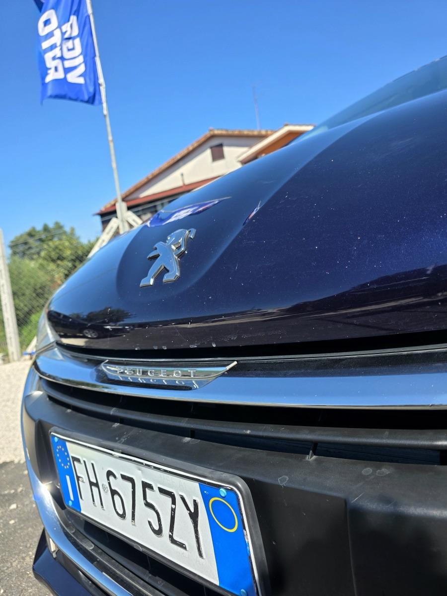 
								Peugeot 208 Allure full									