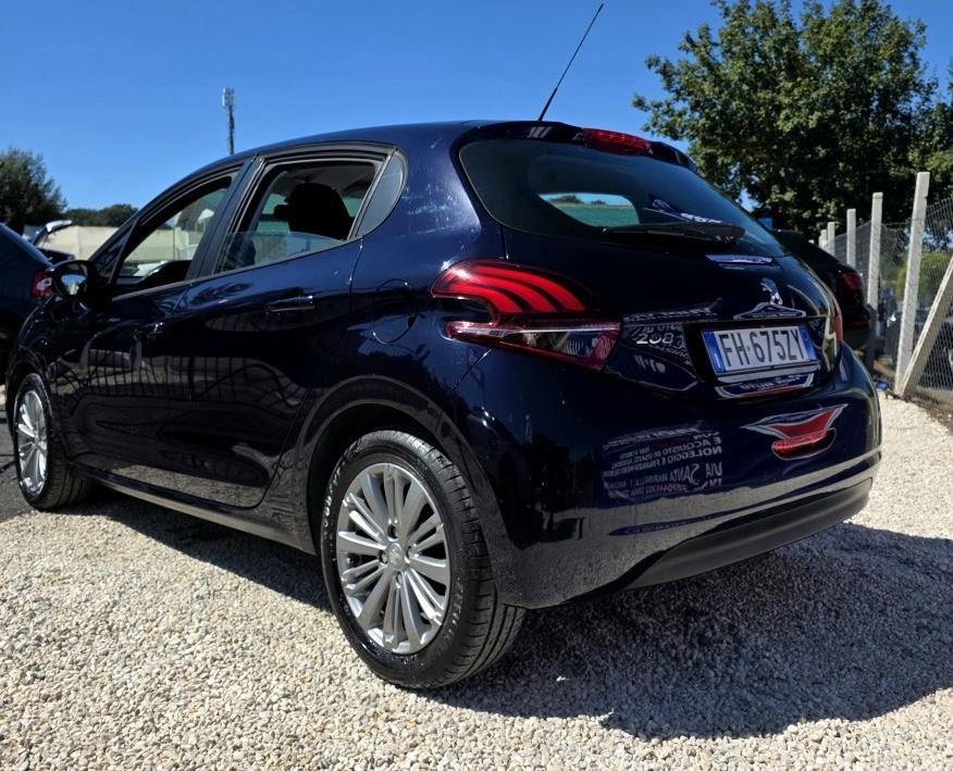 
								Peugeot 208 Allure full									