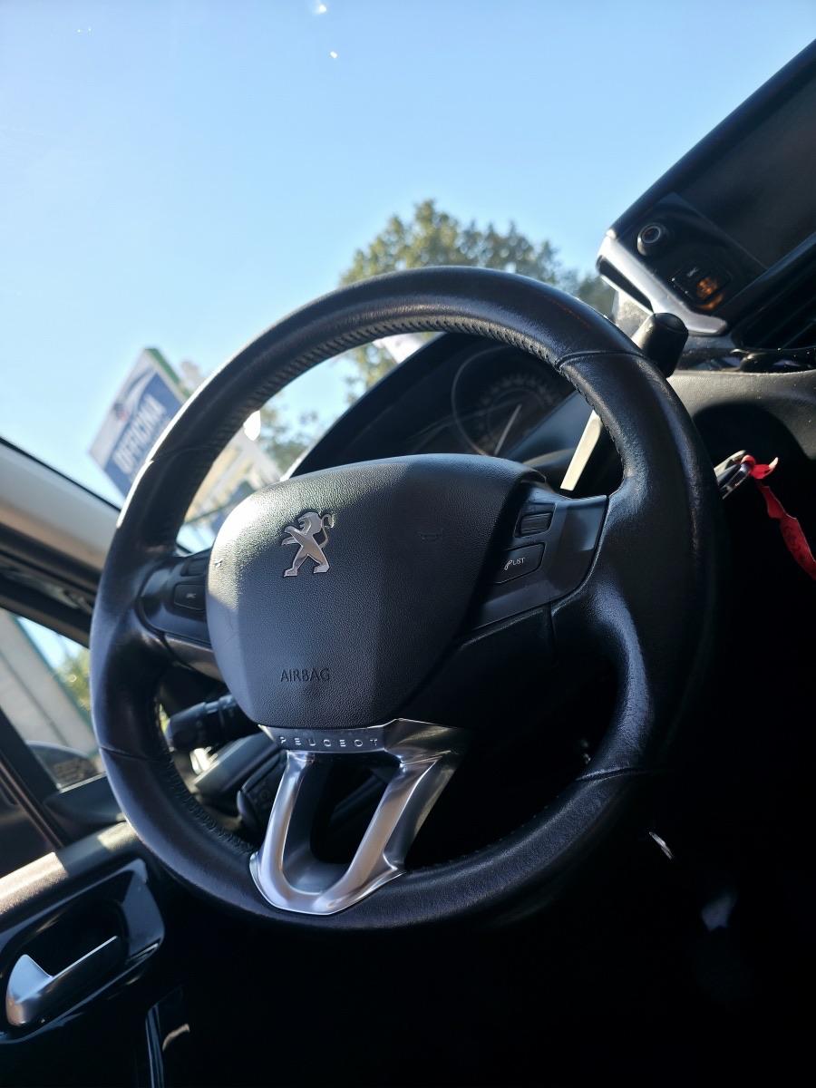 
								Peugeot 208 Allure full									