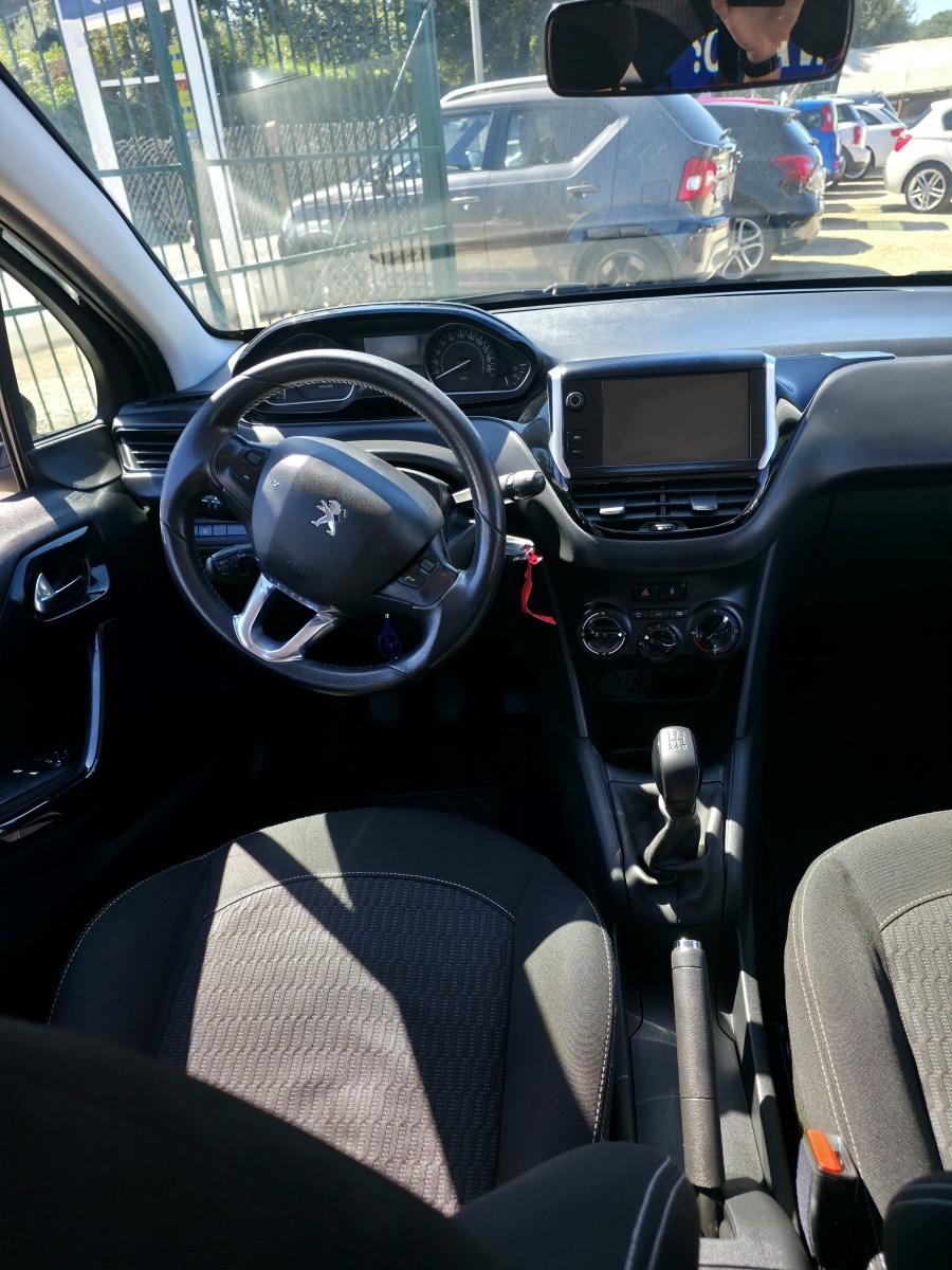 
								Peugeot 208 Allure full									