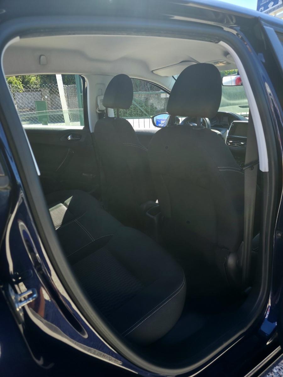 
								Peugeot 208 Allure full									