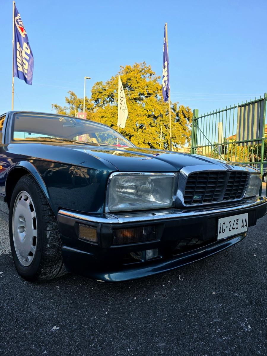 
								Jaguar XJ40 Sport 4.0 full									