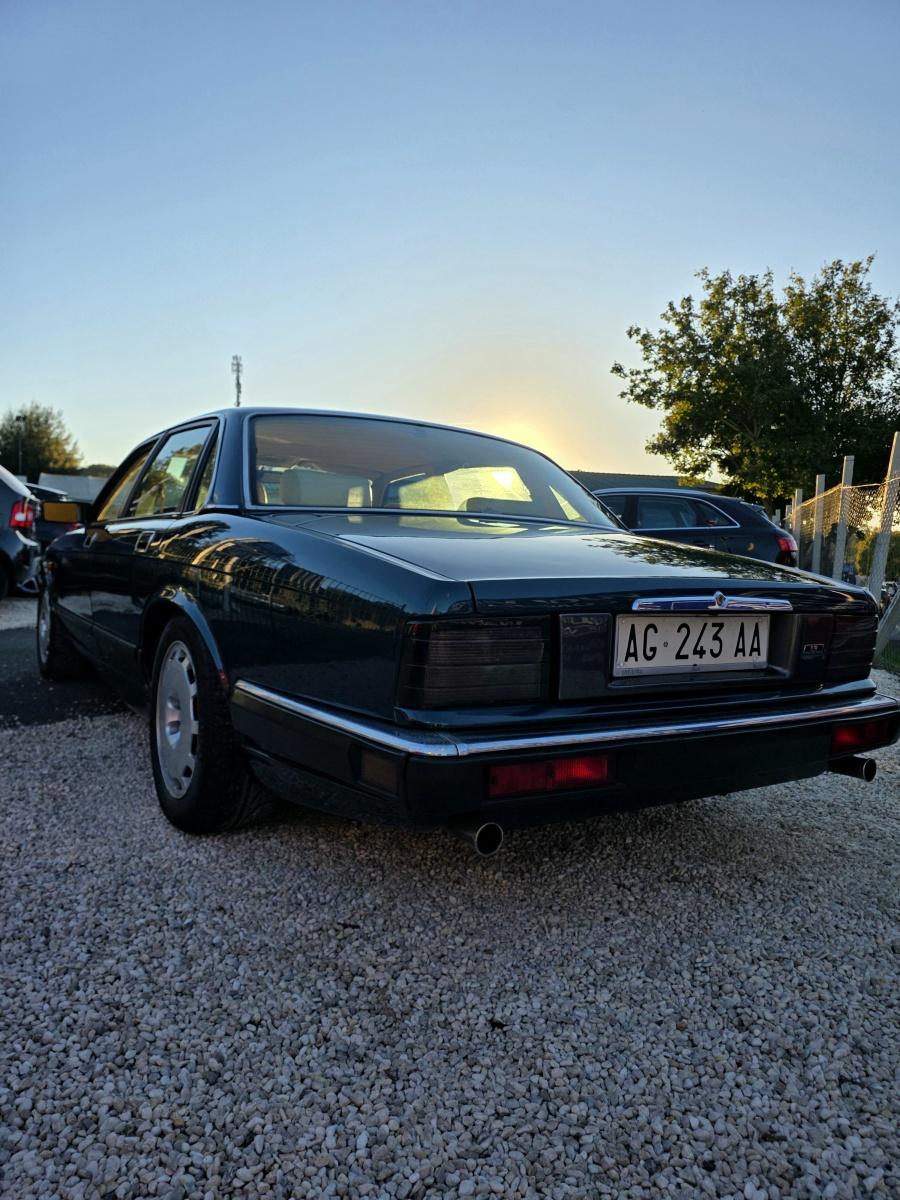 
								Jaguar XJ40 Sport 4.0 full									