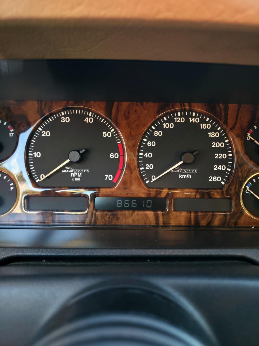 
								Jaguar XJ40 Sport 4.0 full									