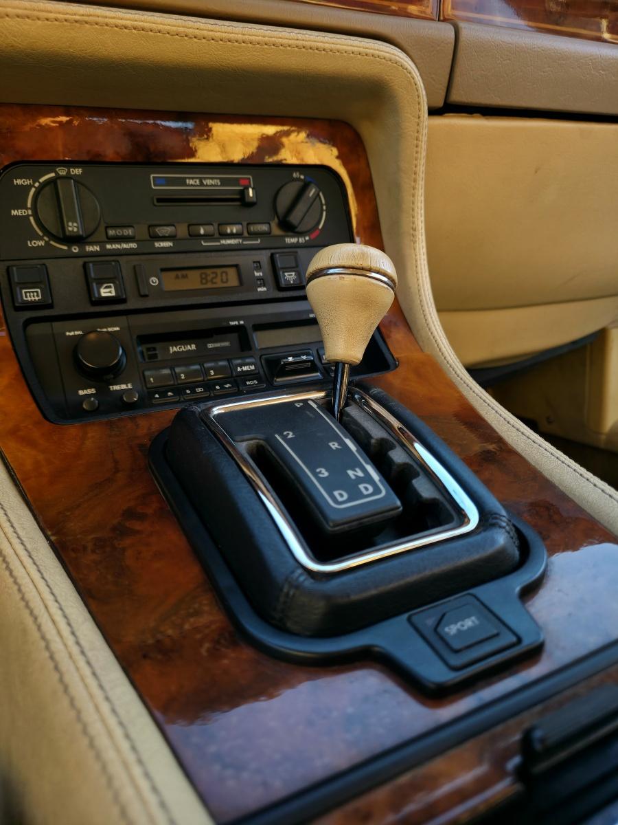 
								Jaguar XJ40 Sport 4.0 full									
