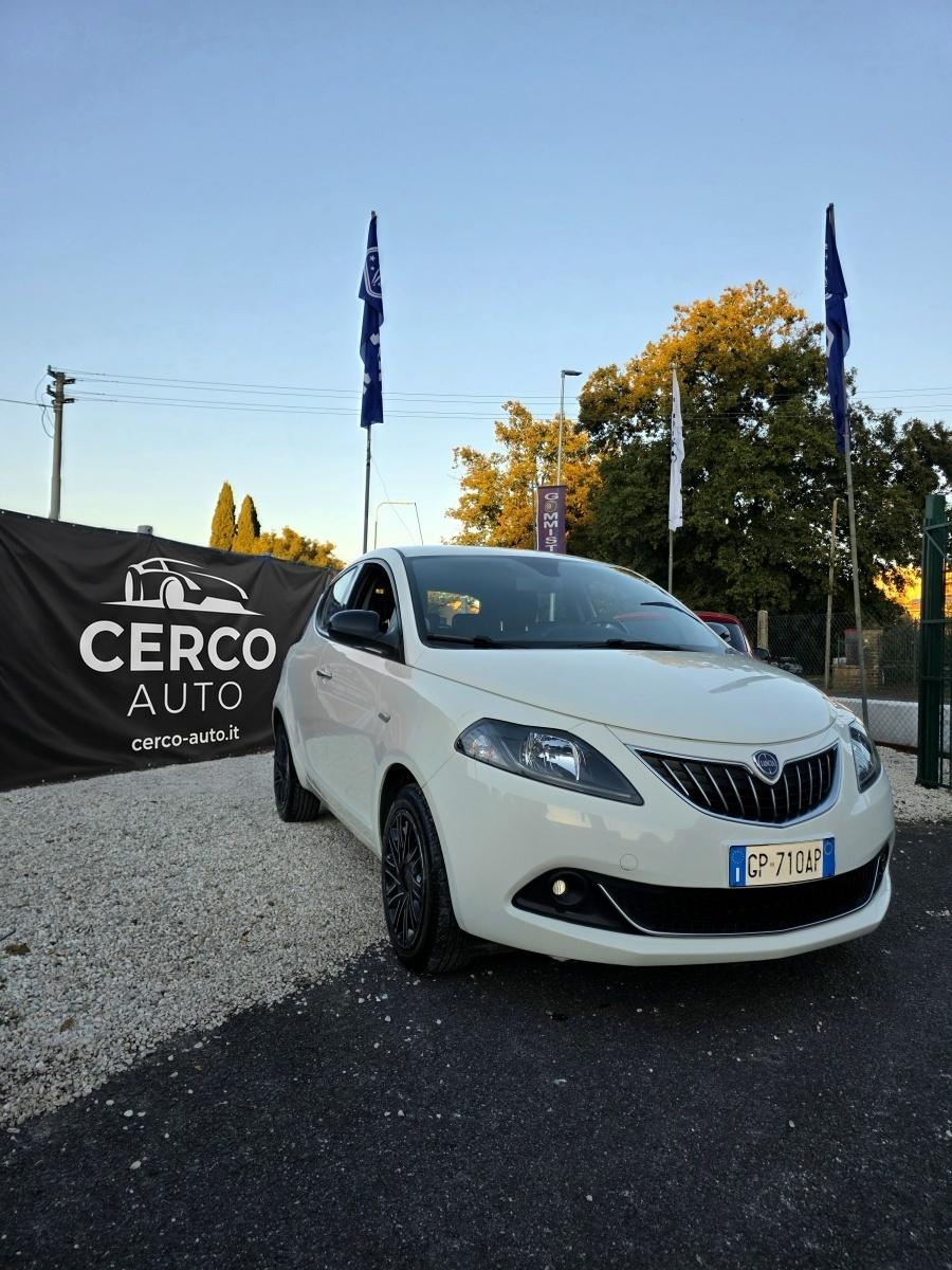 Lancia Ypsilon 1.0 FireFly Hybrid 2023 bianca – vista anteriore tre quarti