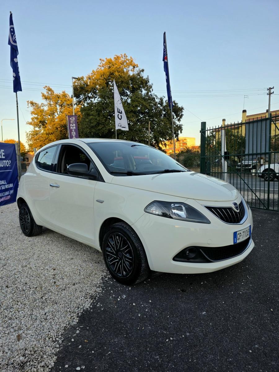 
								Lancia Ypsilon 1.0 FireFly Hybrid 69 CV full									