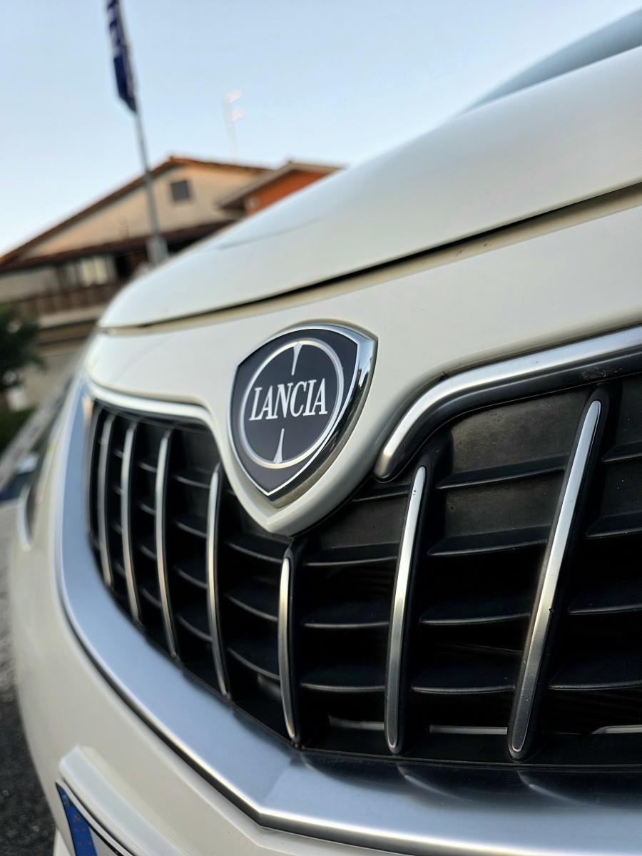 
								Lancia Ypsilon 1.0 FireFly Hybrid 69 CV full									