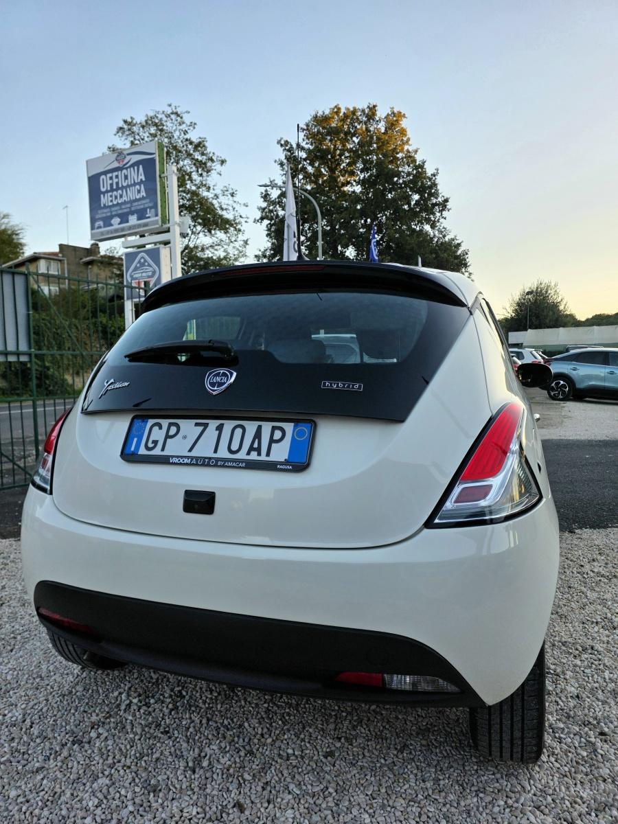 
								Lancia Ypsilon 1.0 FireFly Hybrid 69 CV full									