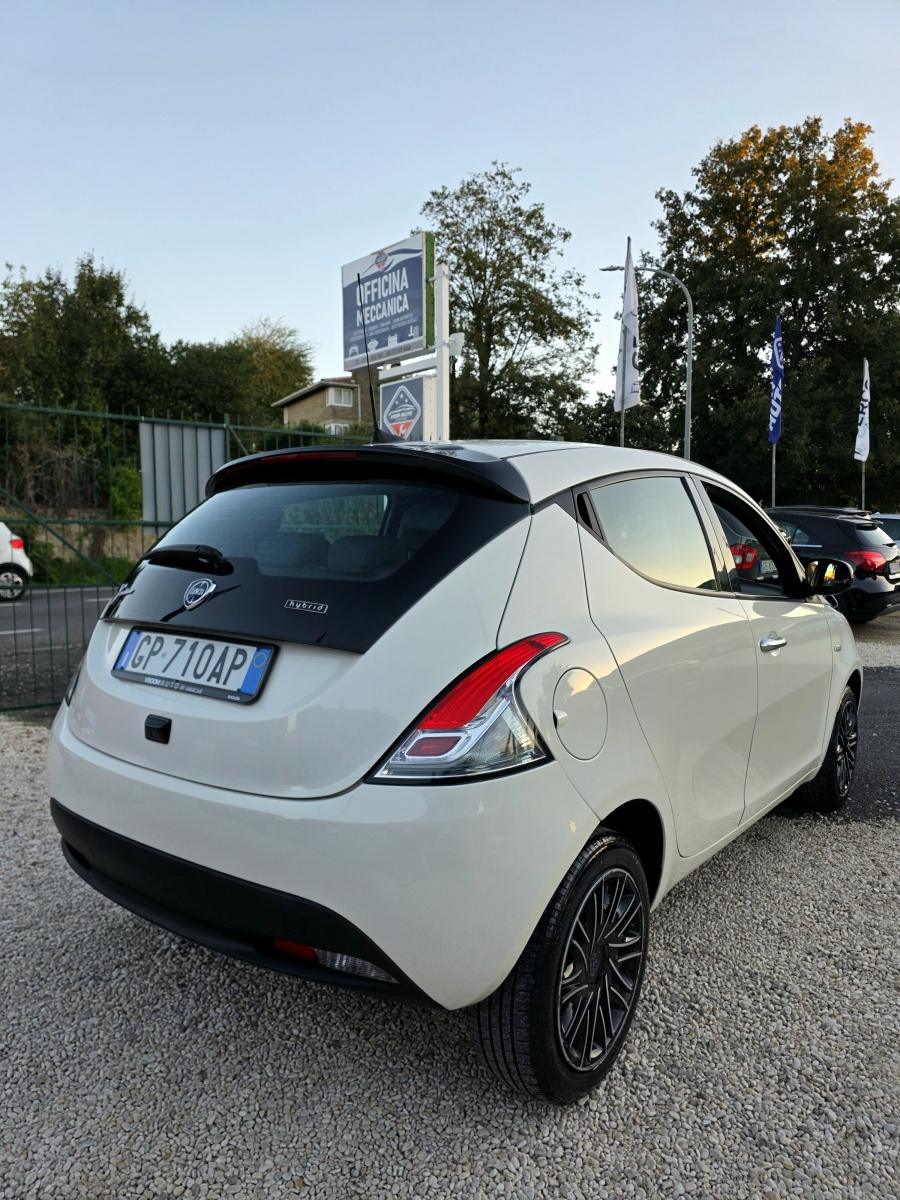 
								Lancia Ypsilon 1.0 FireFly Hybrid 69 CV full									