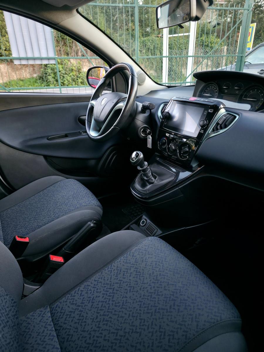 
								Lancia Ypsilon 1.0 FireFly Hybrid 69 CV full									