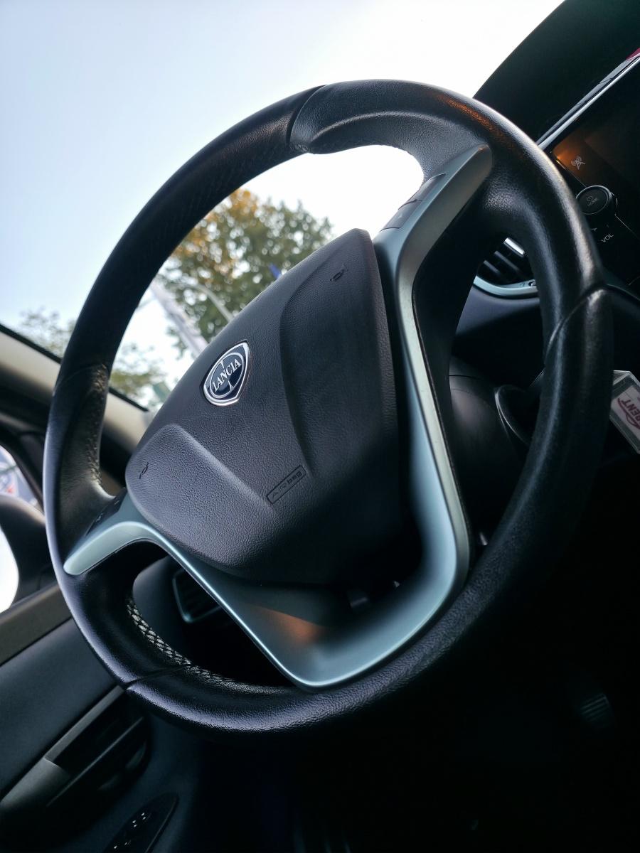 
								Lancia Ypsilon 1.0 FireFly Hybrid 69 CV full									