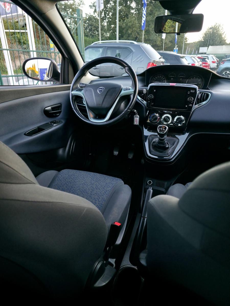 
								Lancia Ypsilon 1.0 FireFly Hybrid 69 CV full									