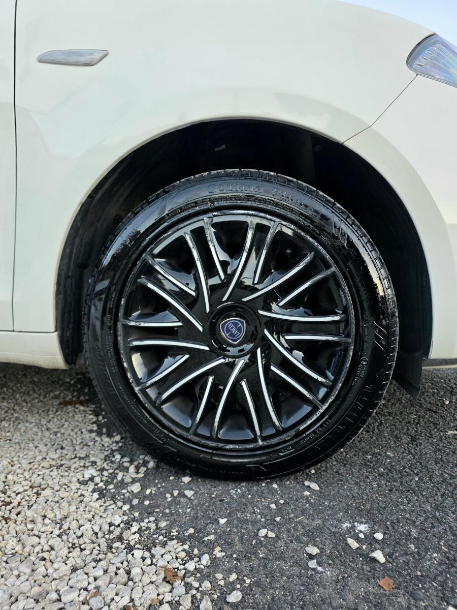 
								Lancia Ypsilon 1.0 FireFly Hybrid 69 CV full									