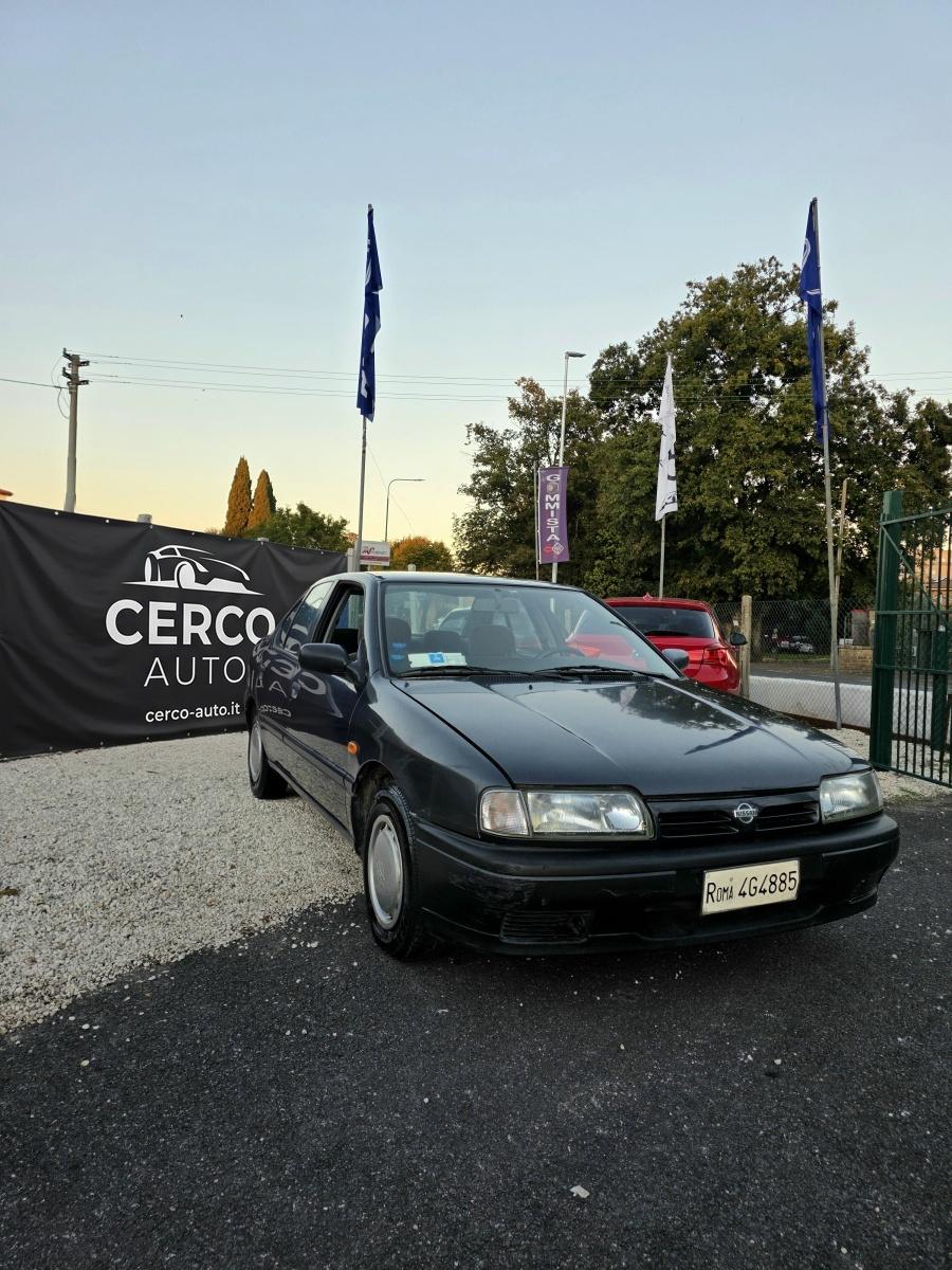Nissan Primera 1.6 SLX 1993 grigio scuro – vista anteriore tre quarti